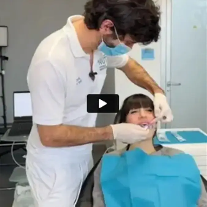Dentista dello Studio Dentistico Nuti visita una paziente in poltrona durante una procedura con impronte digitali dentali.