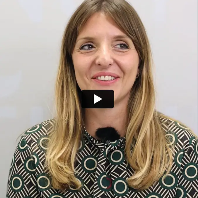 Paziente racconta in video la sua esperienza con l’apparecchio trasparente per denti disallineati.