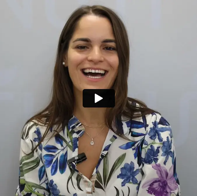 Paziente sorridente racconta in video il suo percorso con le faccette dentali.