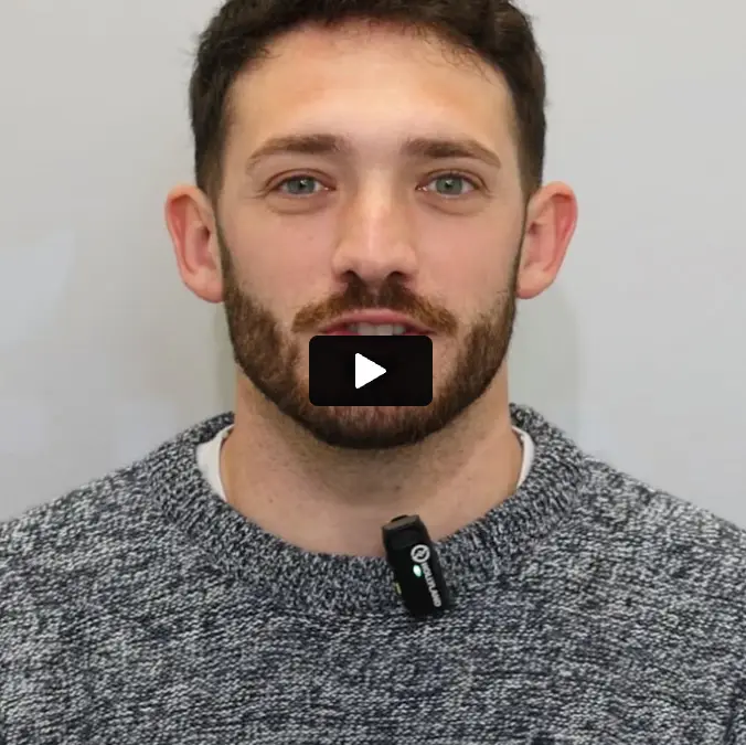 Paziente racconta in video la sua esperienza con le faccette dentali.