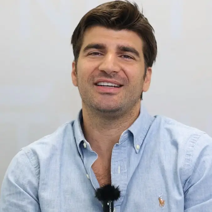 Paziente sorridente racconta in video la sua esperienza con le faccette dentali per denti consumati.