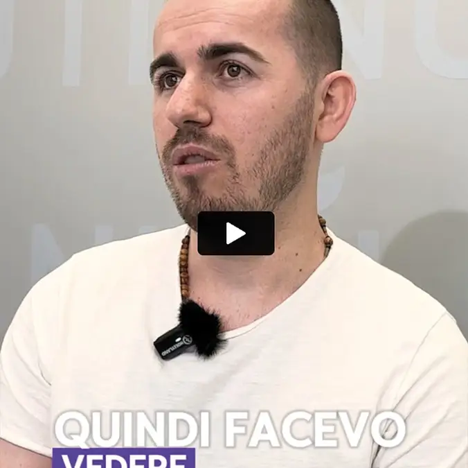 Paziente racconta in video la sua esperienza con faccette, ortodonzia invisibile e trattamento delle gengive.