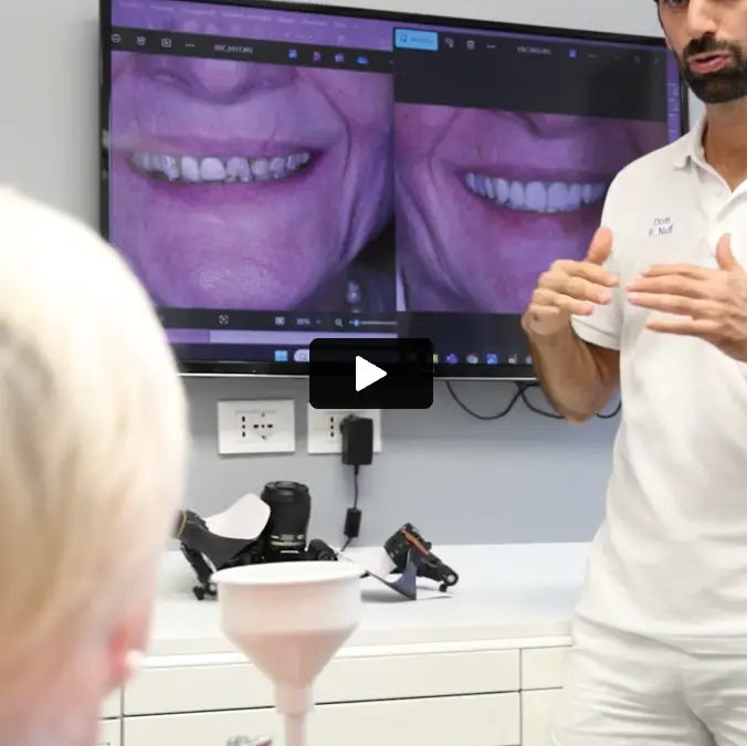 Dentista dello Studio Dentistico Nuti mostra a una paziente il confronto fotografico del sorriso durante una prima visita odontoiatrica.