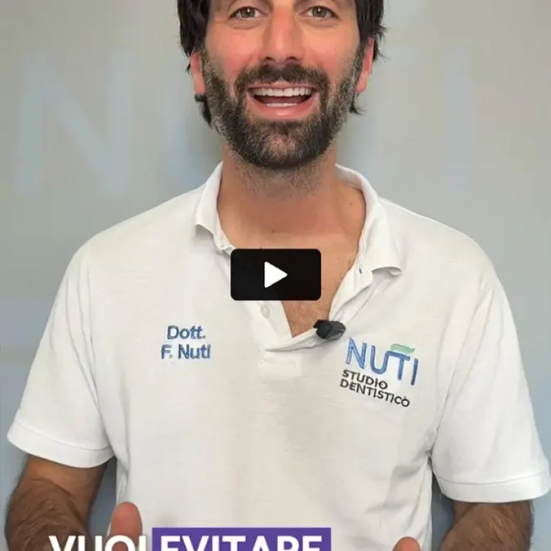 Dentista dello Studio Dentistico Nuti parla in video delle abitudini quotidiane per evitare le carie.