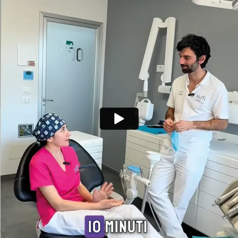 Dentista e assistente dello Studio Dentistico Nuti parlano in una sala odontoiatrica durante un video sul dente del giudizio.