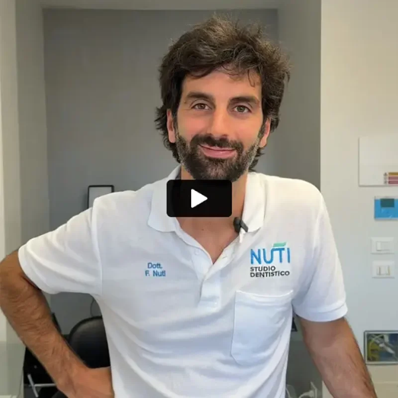 Dentista dello Studio Dentistico Nuti in camice bianco presenta un video informativo sul dente devitalizzato rotto.