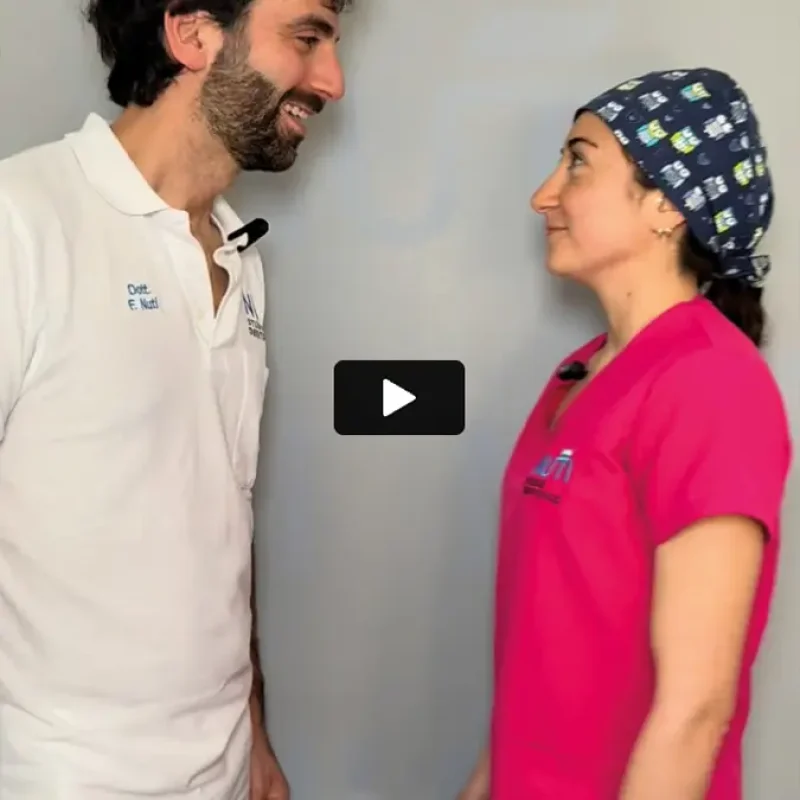 Dentista e assistente dello Studio Dentistico Nuti parlano in video del dente devitalizzato scuro.