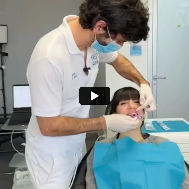 Dentista dello Studio Dentistico Nuti visita una paziente in poltrona durante una procedura per impronte dentali digitali.