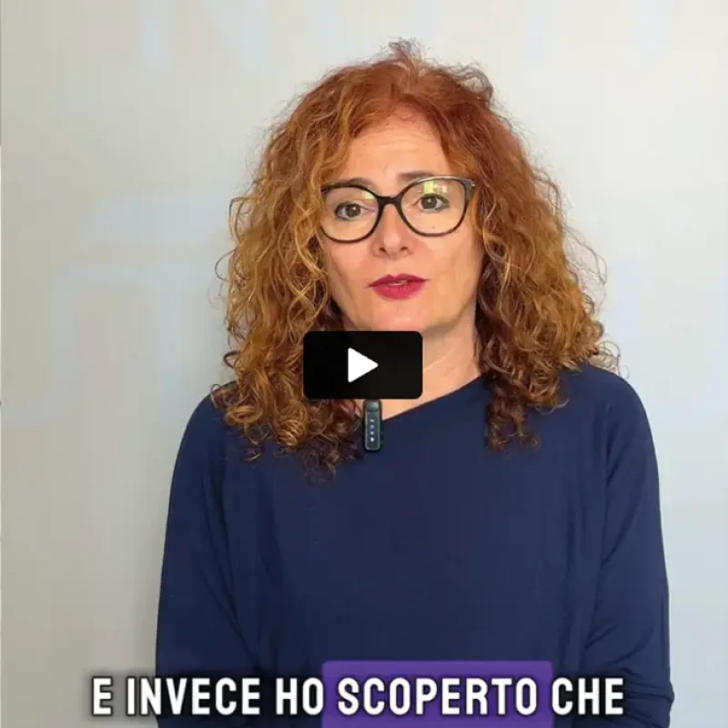 Donna con microfono parla in video del tema delle protesi su impianti dentali.